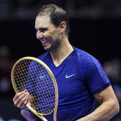 Rafael Nadal recibió una raqueta de oro de tamaño real tras un duelo de  exhibición con Djokovic